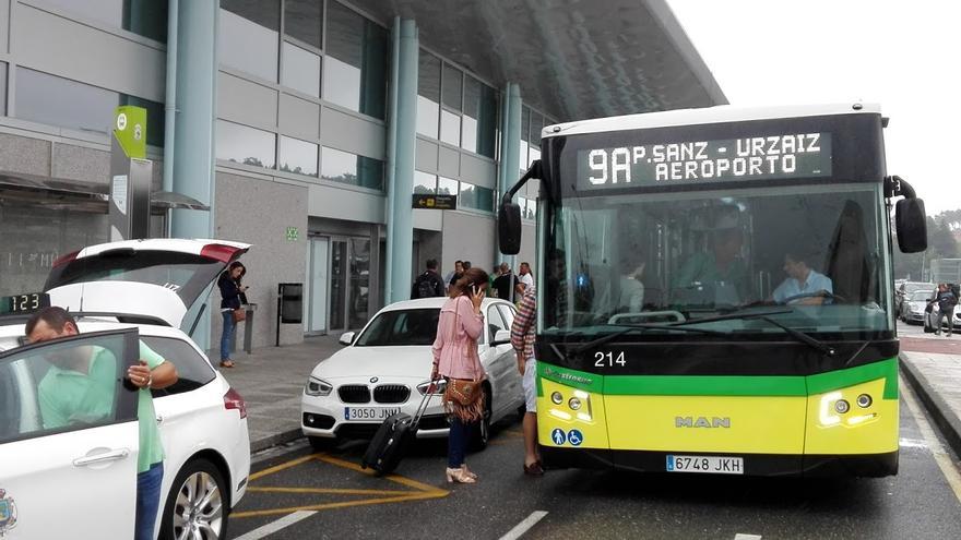 PASAJEROS SUBEN AL AUTOBUS DE VITRASA DE LA LINEA 9A QUE CUBRE LA RUTA HASTA EL AEROPUERTO DE PEINADOR DESDE EL CENTRO DE LA CIUDAD.