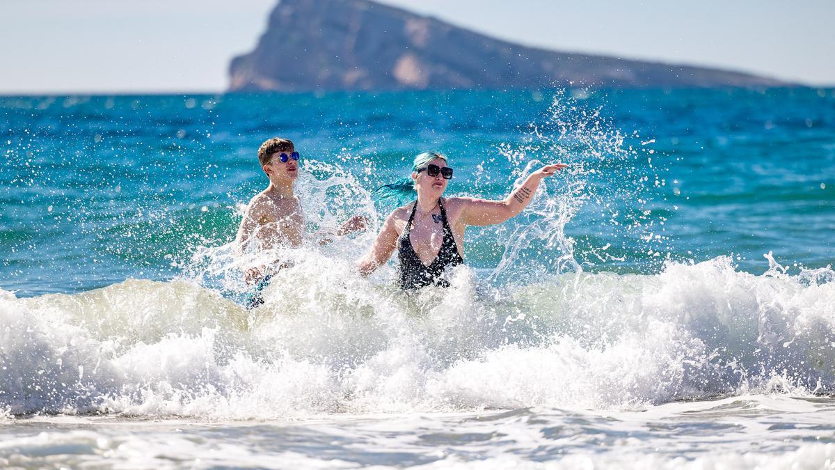 El calor deja imágenes veraniegas este 8 de marzo en Benidorm