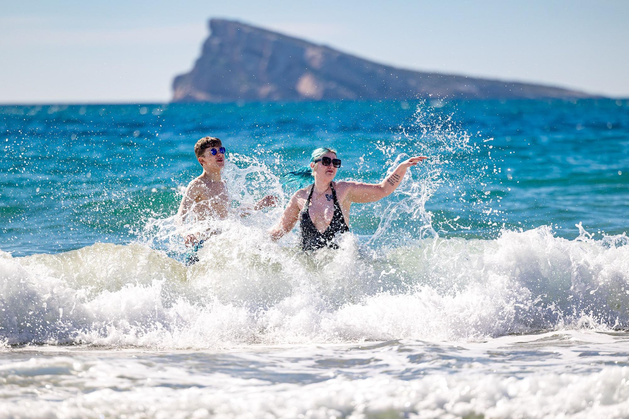 El calor deja imágenes veraniegas este 8 de marzo en Benidorm