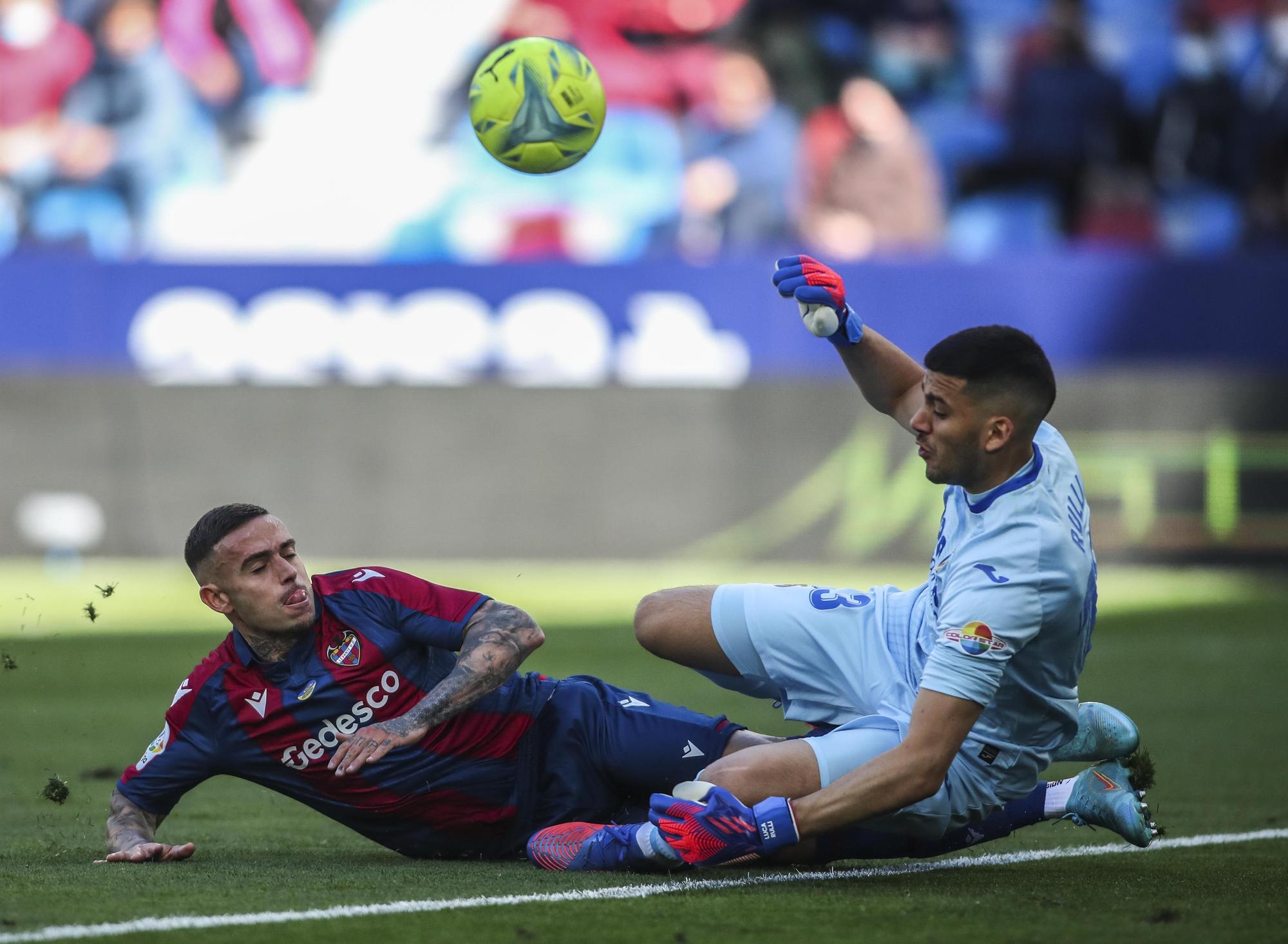 Las imágenes de la victoria del Levante frente al Villarreal en el Ciutat de València