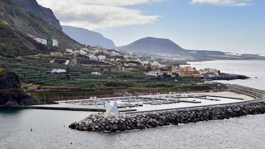 A paraglider who fell into the sea in Tenerife dies