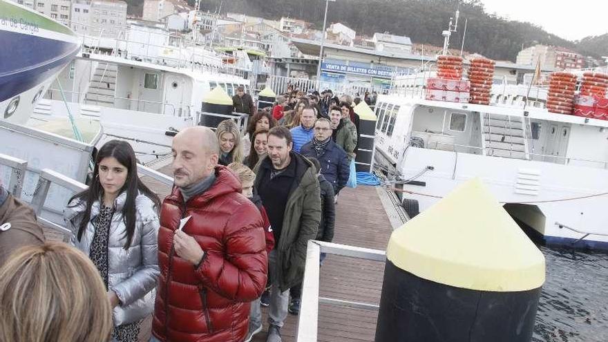 Pasajeros accediendo al barco hacia Vigo en la estación marítima de Cangas. // G.Núñez