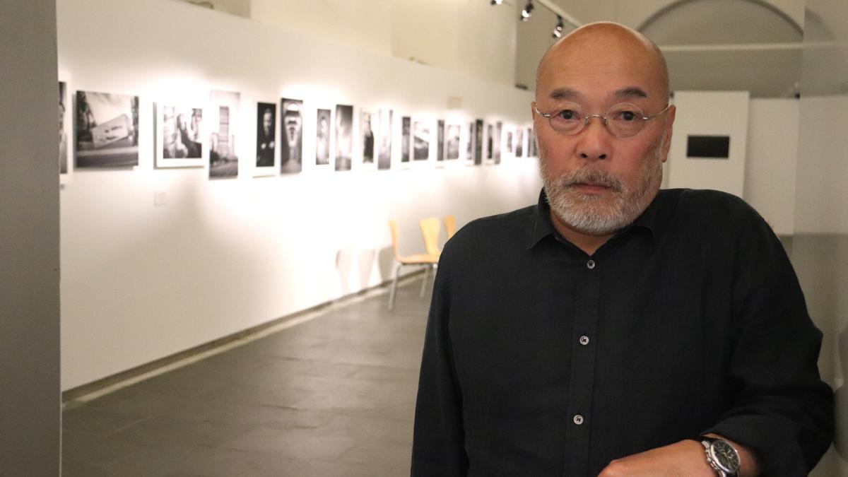 El fotògraf Hisao Suzuki a la porta de la mostra sobre les seves obres al Museu de la Garrotxa