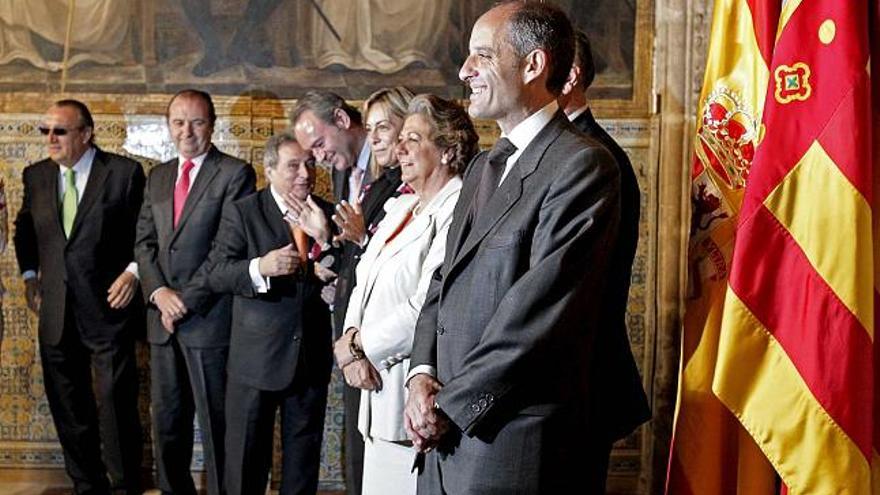 El presidente de la Generalitat, Francisco Camps, con los alcaldes de las tres capitales de provincia y de las diputaciones provinciales, en imagen de archivo