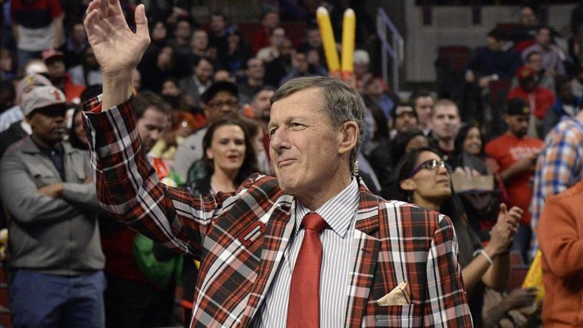 Sager saluda a los aficionados de Chicago en una imagen del 2015