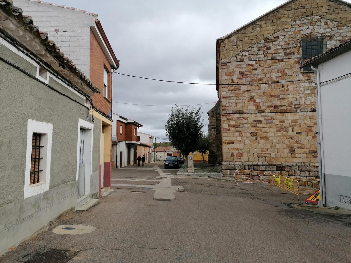 Vecinos pasean por una calle del entorno de la iglesia de La Hiniesta