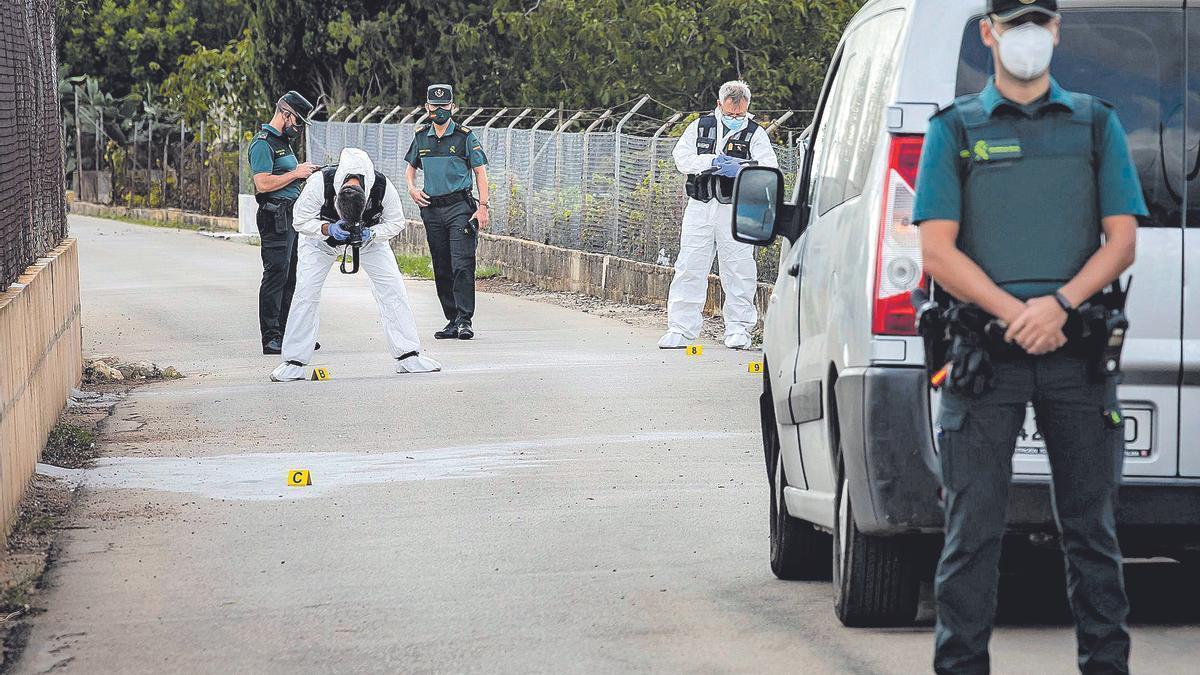 Agentes de Criminalística de la Guardia Civil examinan la escena del crimen de Jaume Llabrés.