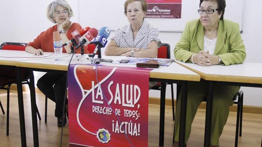 Pilar Pilo, en el centro, acompañada de Pilar Gutiérrez, a la derecha de la imagen, ayer en el Seminario San Atilano.