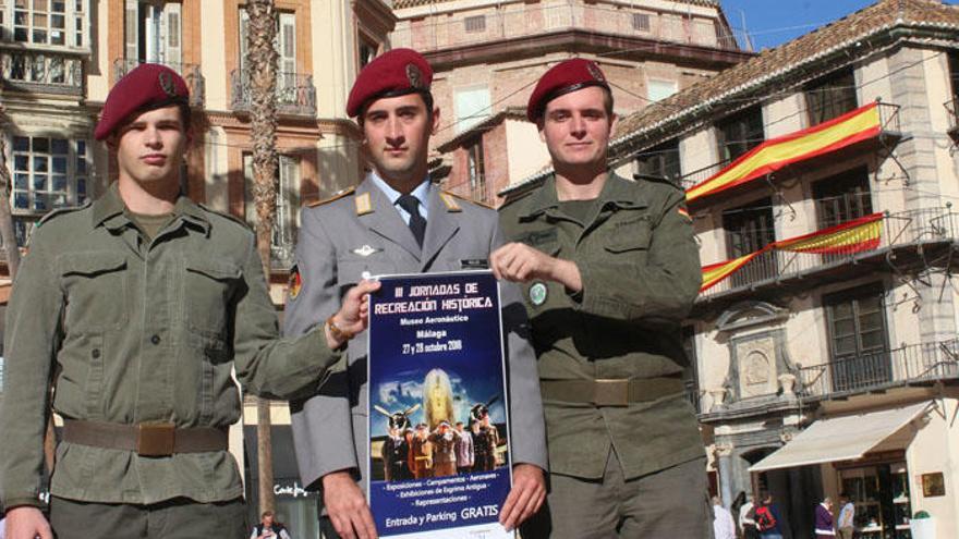 Rafael Sánchez de Nogués (izq.), Carlos Vegas y Emilio García, uniformados de soldados alemanes, con el cartel de las jornadas.