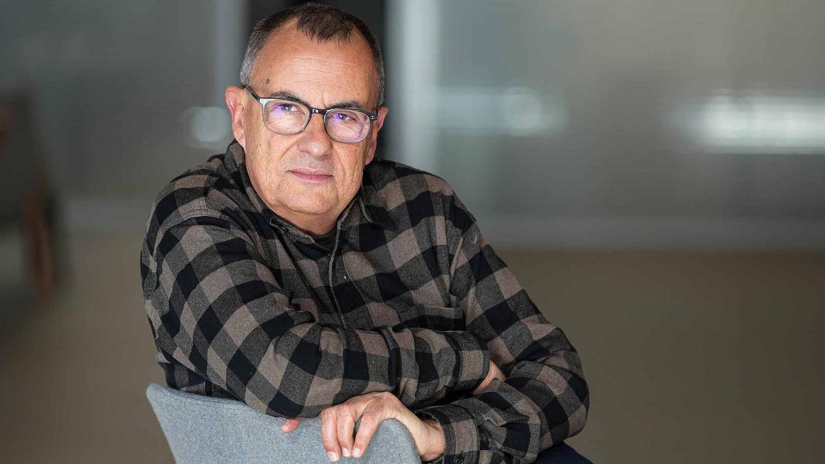 El escritor barcelonés Rafael Vallbona, autor de 'Tardes al Bellamar' y 'Emperatrices y dragones', y colaborador de 'Abril'.