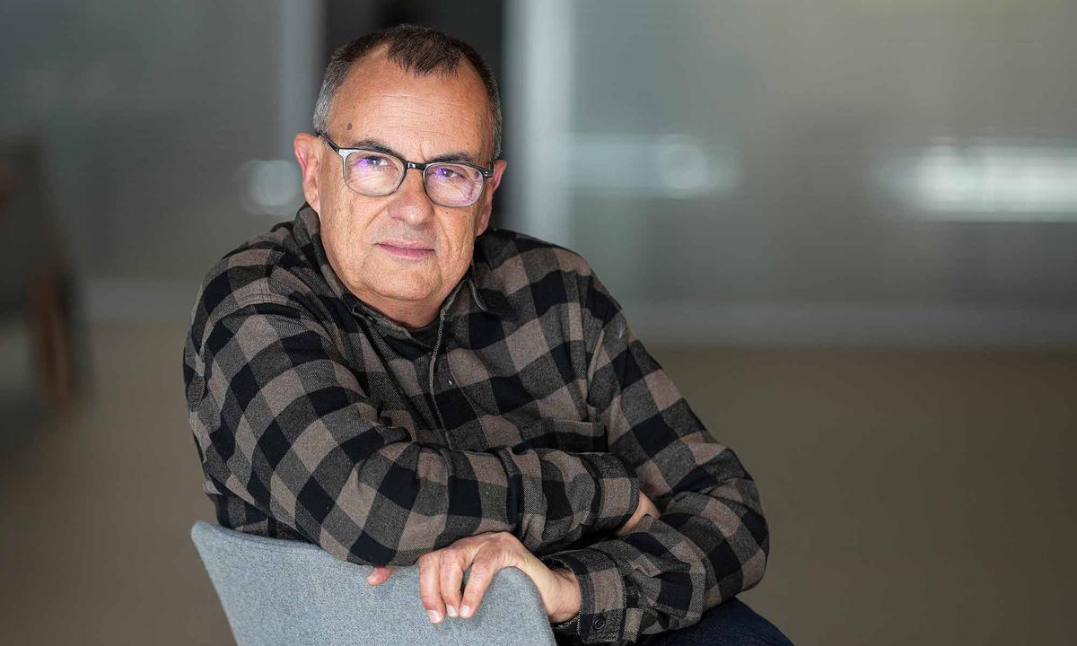 El escritor barcelonés Rafael Vallbona, autor de 'Tardes al Bellamar' y 'Emperatrices y dragones', y colaborador de 'Abril'.