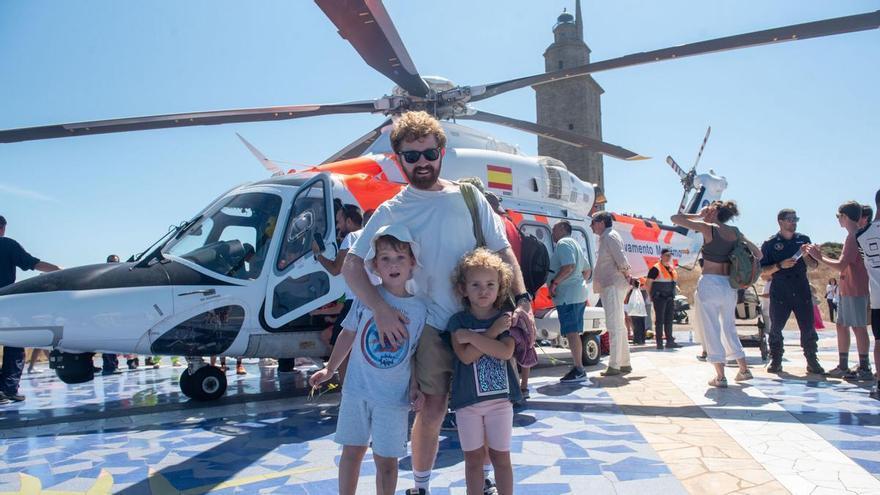 El Helimer 401 abre sus puertas en A Coruña para enseñar a las familias qué ocurre en un rescate: "Nos han explicado cómo trabajan... ¡Es una pasada!"
