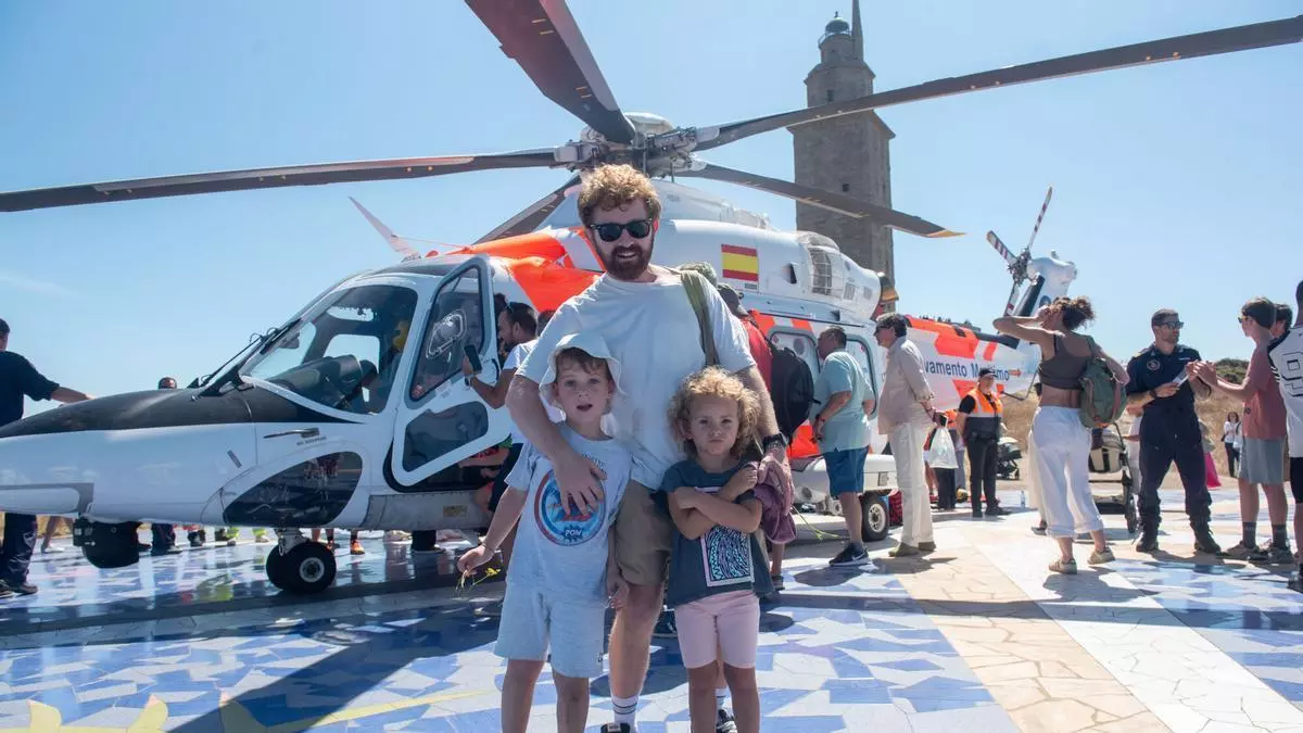 El Helimer 401 abre sus puertas en A Coruña para enseñar a las familias qué ocurre en un rescate: "Nos han explicado cómo trabajan... ¡Es una pasada!"
