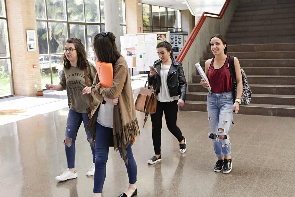 Alumnos se examinan de la PAU en Gijón