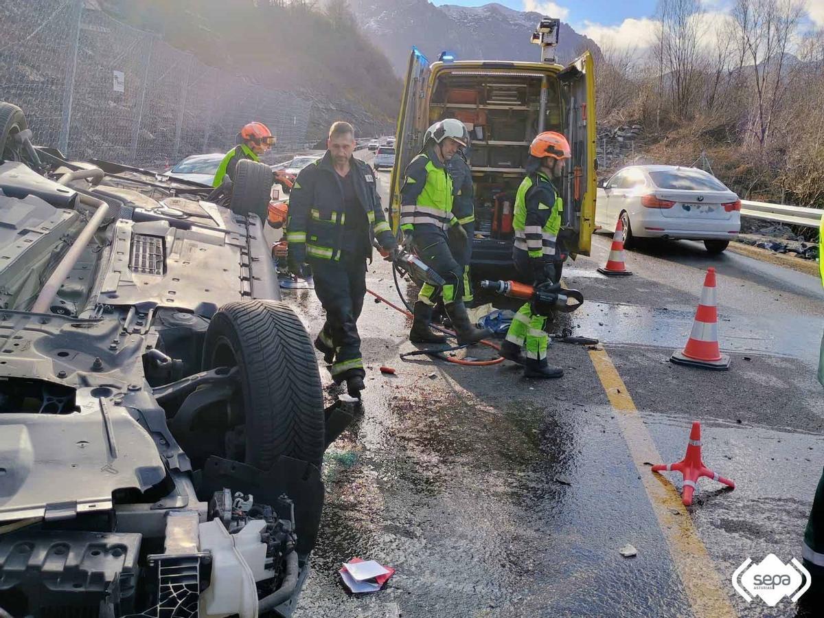 El coche accidentado en el argayo del Huerna en enero de 2025