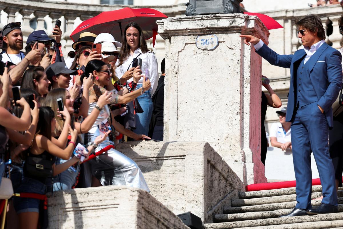 Tom Cruise posa en la Plaza de España,  en Roma, antes del estreno de la película Mission: Impossible - Dead Reckoning Part One