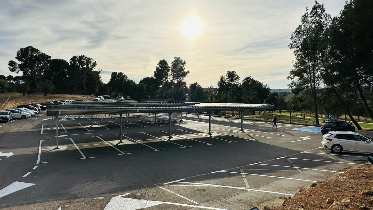 Imagen del aparcamiento del Club de golf El Bosque con sus paneles solares