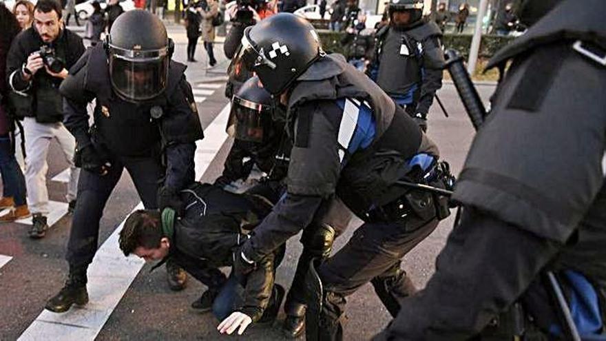 El desallotjament de la Castellana va generar moments de tensió entre policies i taxistes.