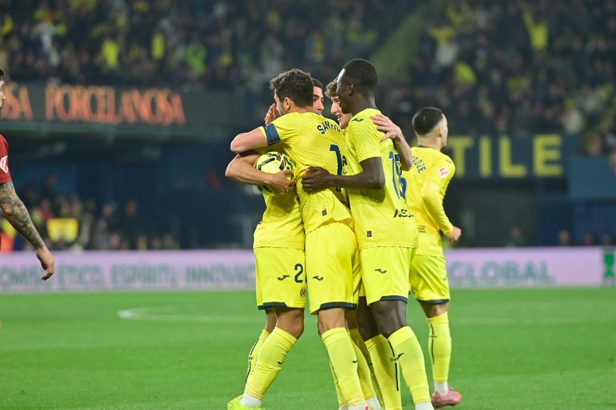 Los jugadores del Villarreal se abrazan tras el tanto de Comesaña