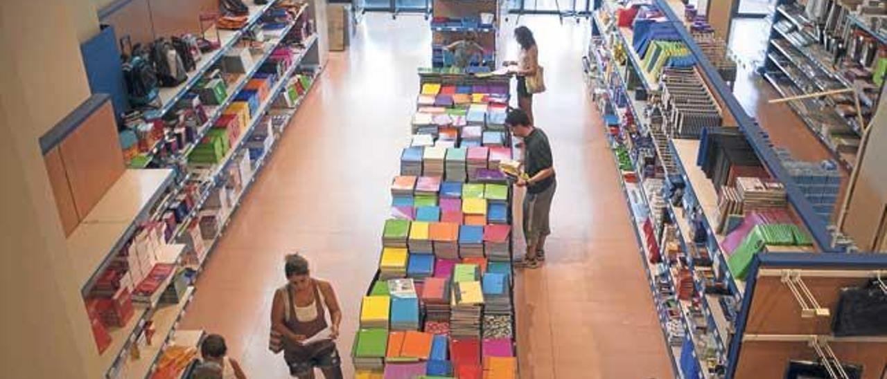 Padres comprando material escolar en un comercio de Palma.