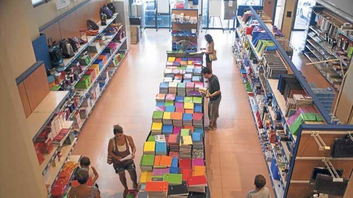 Padres comprando material escolar en un comercio de Palma.