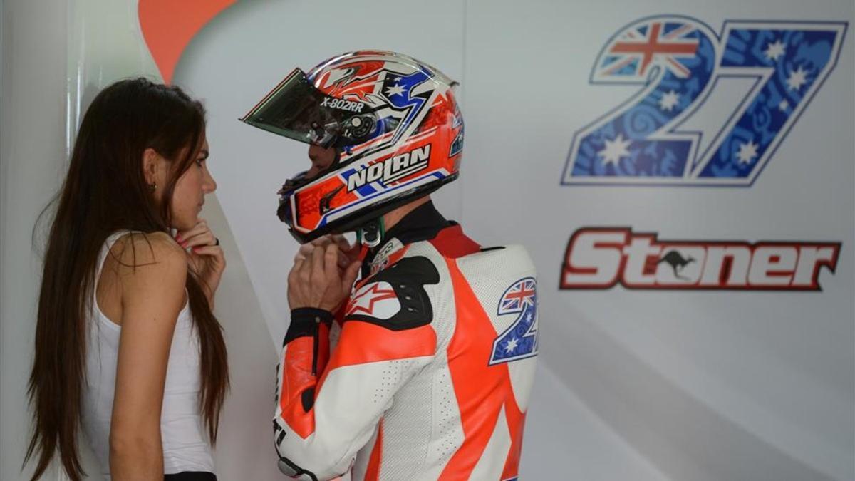 Stoner y Adriana, durante unos test de Ducati