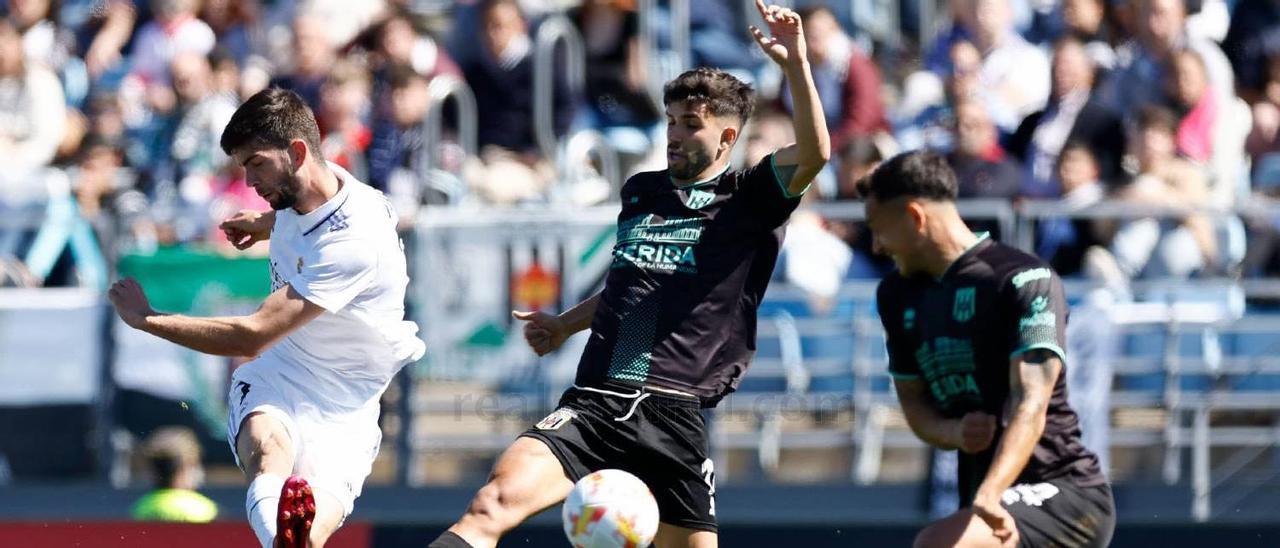 Una acción del duelo jugado en el Alfredo Di Stéfano entre el Real Madrid Castilla y el Mérida.