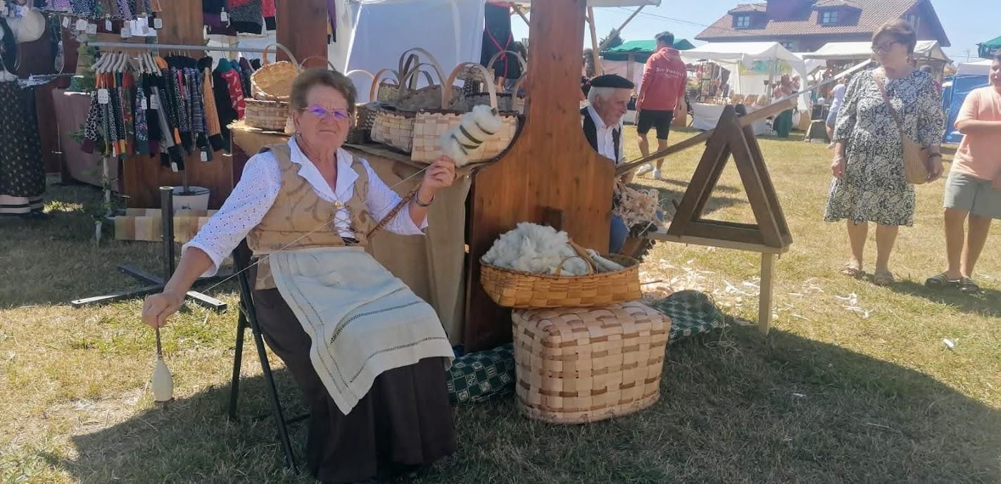 Lleno total en el Mercáu Tradicional de Oles: así se vive una de las citas del verano en Villaviciosa