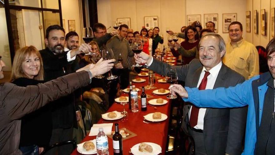 El Alcalde, segundo por la derecha, brinda con sus concejales y con periodistas, ayer, en la AMSO.