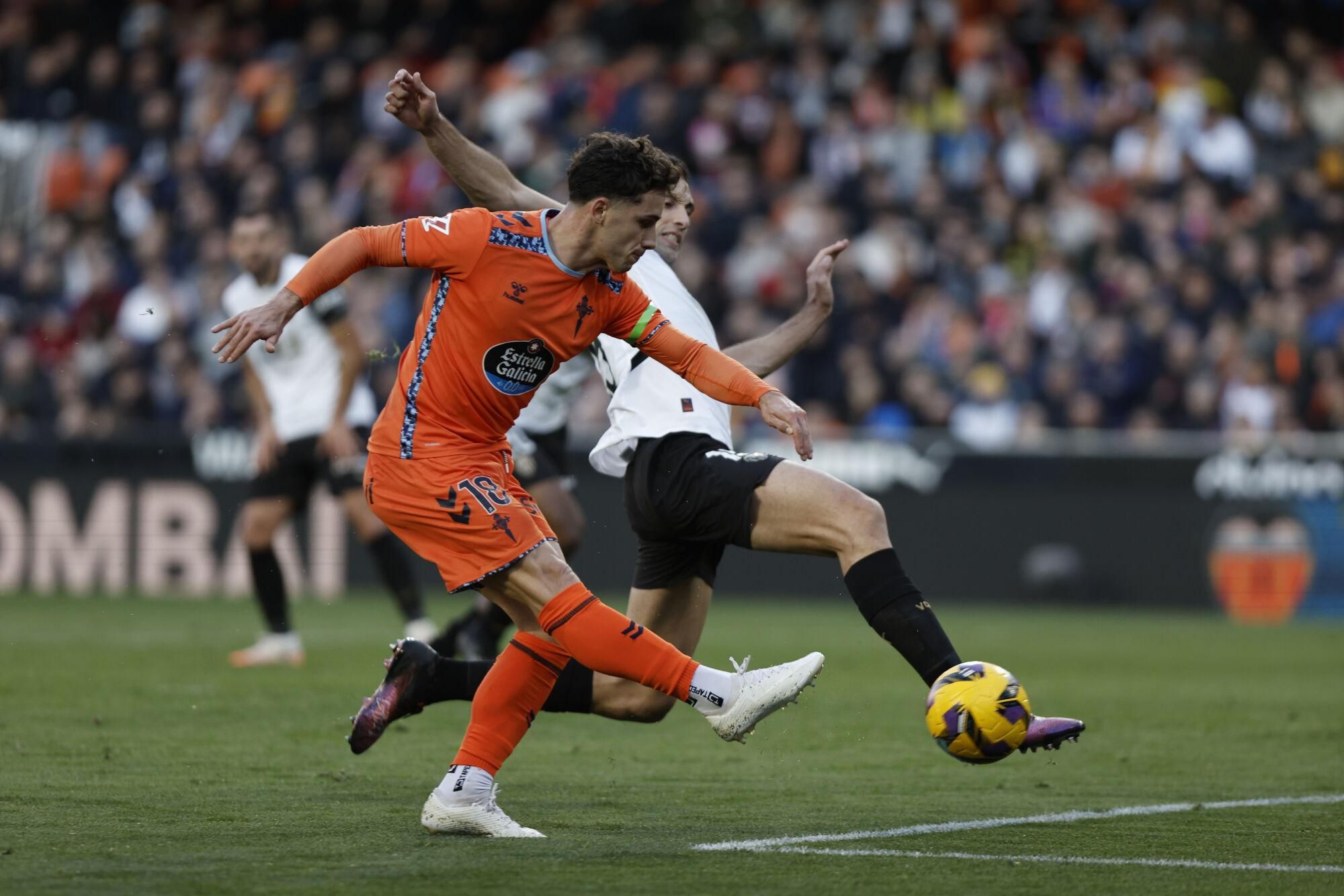 VALENCIA, 02/02/2025.- El delantero del Celta Pablo Durán marca el primer gol de su equipo durante el partido de LaLiga entre el Valencia y el Celta de Vigo, este domingo en el estadio de Mestalla. EFE/ Biel Aliño
