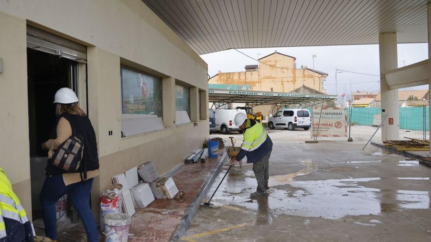 La presidenta de la Junta Vecinal de Perín, en la antigua gasolinera de Cuesta Blanca para comprobar cómo avanzan las obras para convertirla en cuartel.