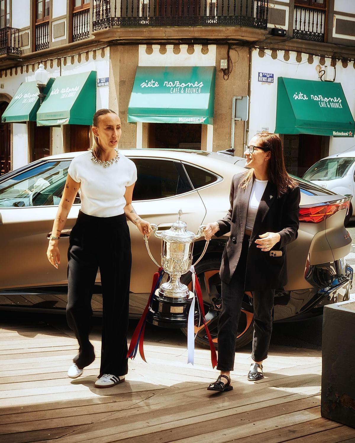 Virginia Torrecilla junto a Ana Romero con la Copa de la Reina