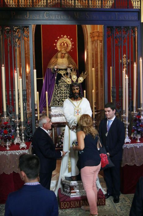 Los devotos de la cofradía trinitaria hicieron cola para el besamano extraordinario del Cautivo.