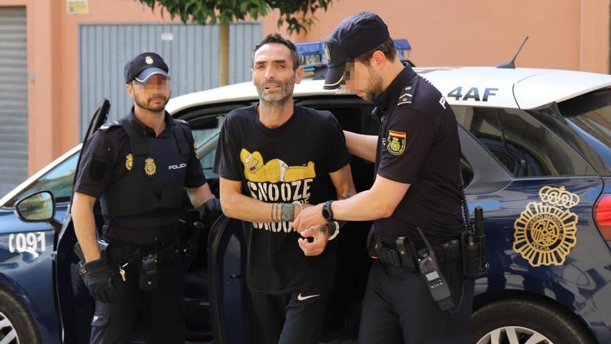 Manuel S. L., ayer, a su llegada a los juzgados de Ontinyent, custodiado por policías nacionales.