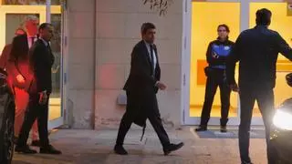 Protesta de las asociaciones de víctimas de la dana mientras comparece Mazón en las Cortes