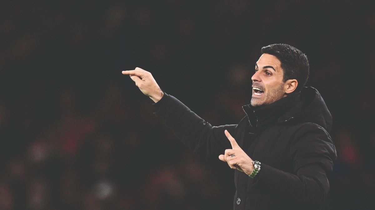 Arteta, dirigiendo un partido con el Arsenal