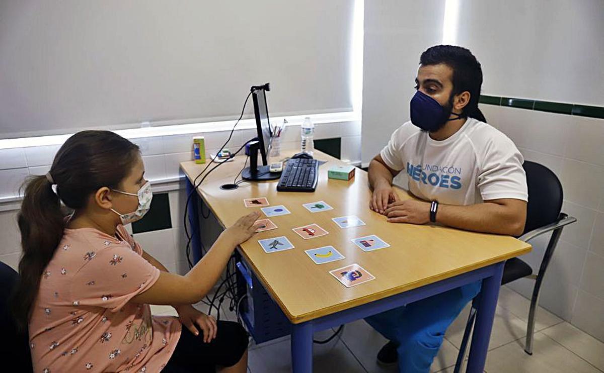 Silvia y Juanlu en una sala de Fundación Héroes.  | EMMA NARANJO SMIDT