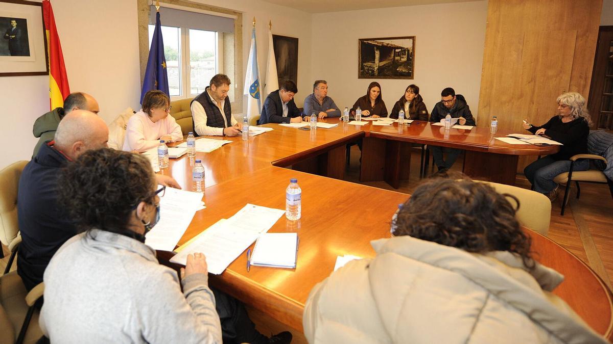 La corporación de Agolada, en un pleno.