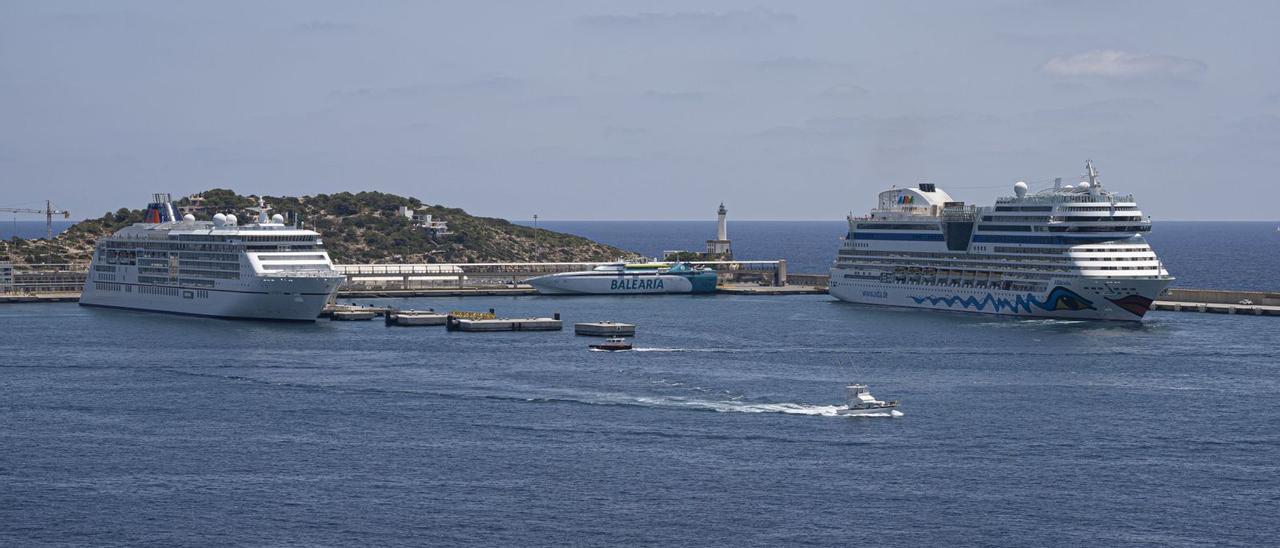 Dos cruceros atracados en el muelle del puerto de Botafoc, en Eivissa, este verano. | IRENE VILÀ CAPAFONS