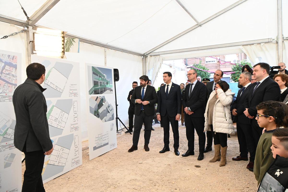 Fernando López Miras, junto al alcalde de Blanca, PabloCano, conocen las características del futuro pabellón del Colegio Antonio Molina González de Blanc