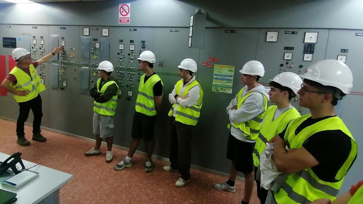 Alumnos burgaleses en el interior de la subestación transformadora de Villímar, en Burgos.