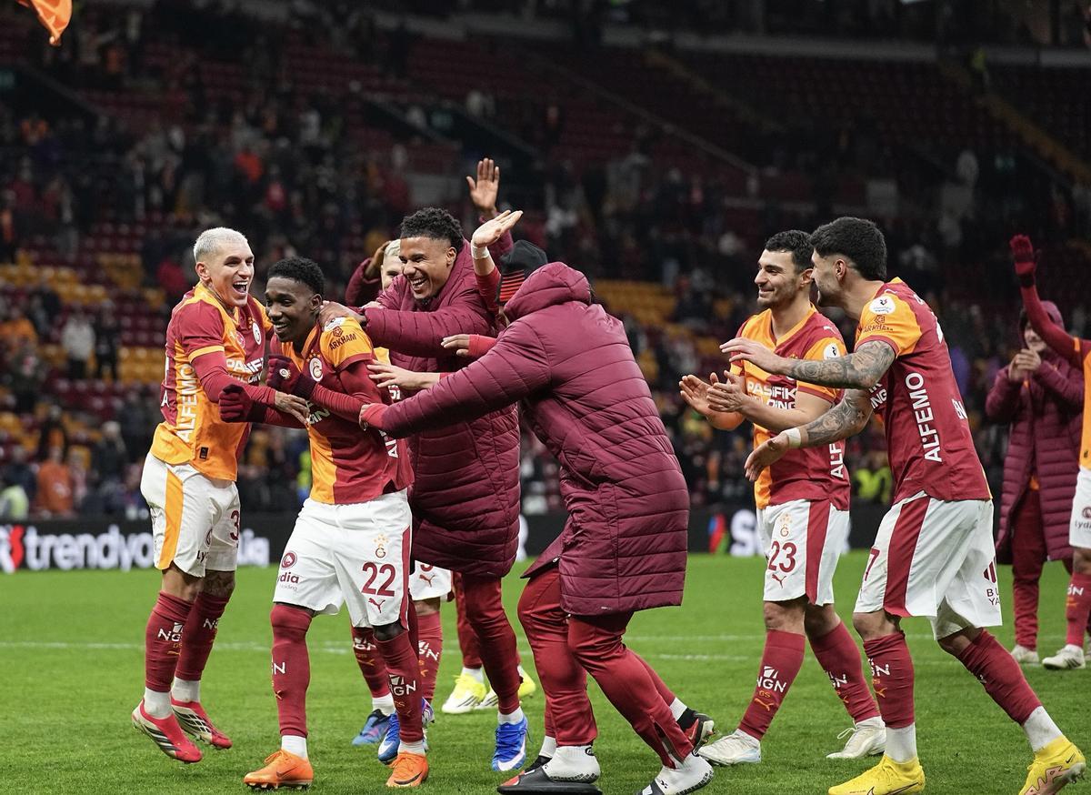 Els jugadors del Galatasaray fan broma amb Asprilla després del debut amb victòria