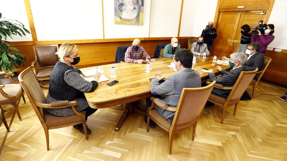 Representantes de la patronal y los sindicatos durante una reunión la sede del Gobierno de Aragón.