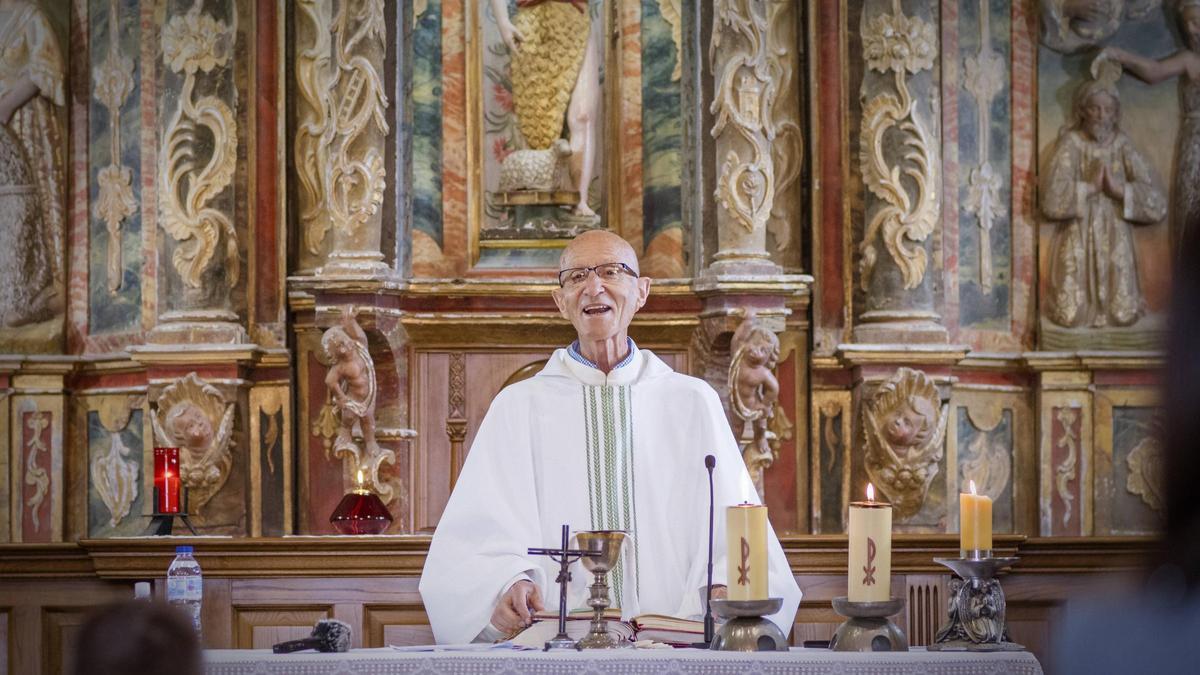 El cura de O Sisto durante una homilía en esa parroquia de Dozón.