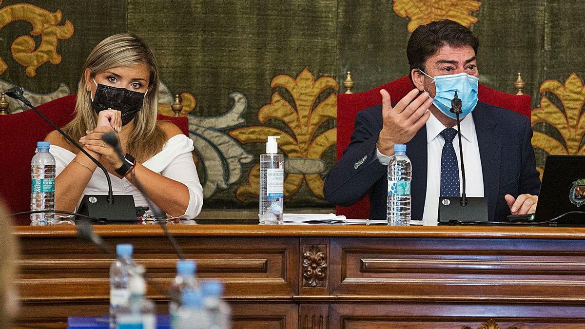 The vice mayor, Mari Carmen Sánchez, and the mayor, Luis Barcala, in a recent plenary session. The vice mayor, Mari Carmen Sánchez, and the mayor, Luis Barcala, in a recent plenary session.