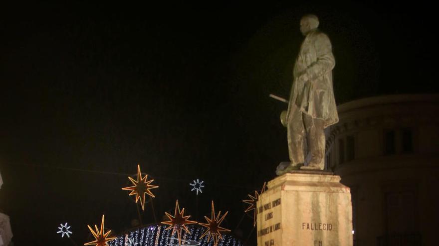 La rica decoración del Centro contrasta con la ausencia de luces en los barrios de la capital.