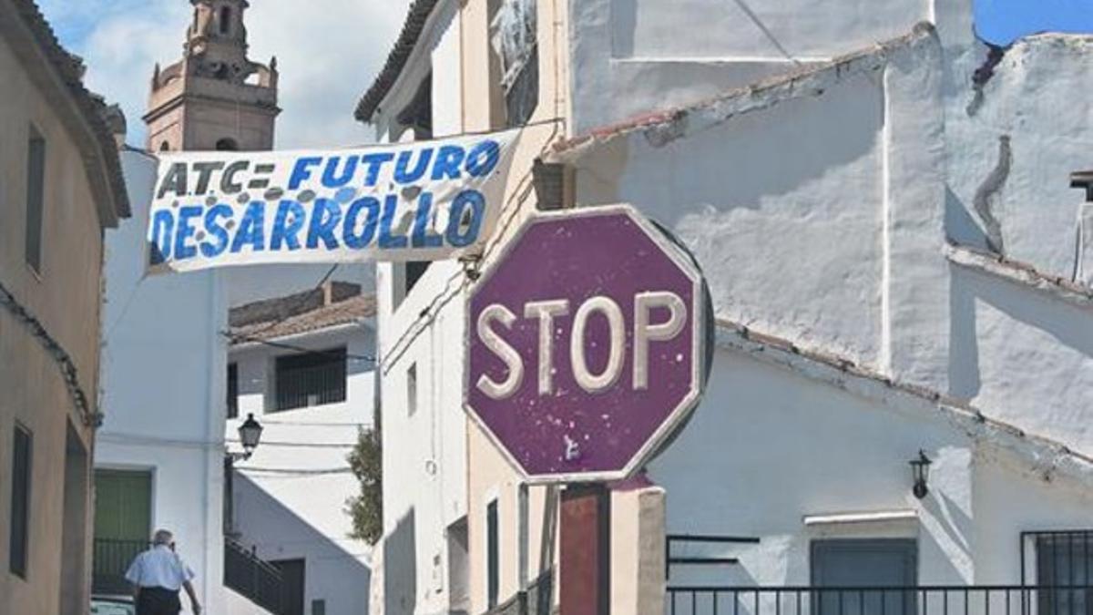Pancarta en Zarra (Valencia) favorable a la construcción del almacén de residuos nucleares, en septiembre del 2010.