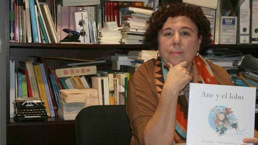 Rosa Lencero, directora de la Editora Regional de ExtremaduraI: &quot;El libro suele ser caro y a las grandes editoriales no le duelen prendas en poner precios altos&quot;