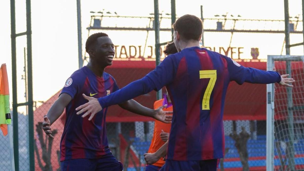 Nil Vicens y Nuhu Fofana vuelan en una nueva clase magistral del Juvenil A del Barça Nil Vicens y Nuhu Fofana vuelan en una nueva clase magistral del Juvenil A del Barça