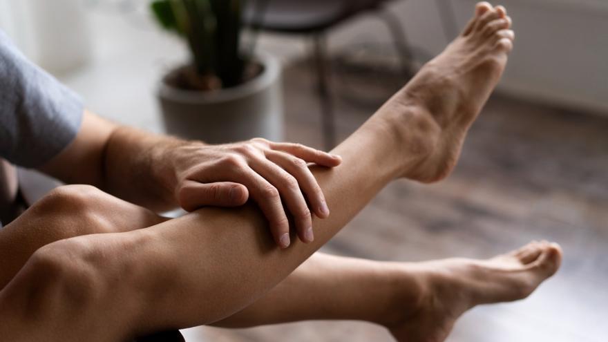 ¿Es peligroso tener los pies y tobillos hinchados? Esta es la enfermedad que puede estar detrás de este síntoma
